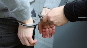 Укусил полицейского и сбежал: Жителю Пустошки не удалось скрыться от правосудия