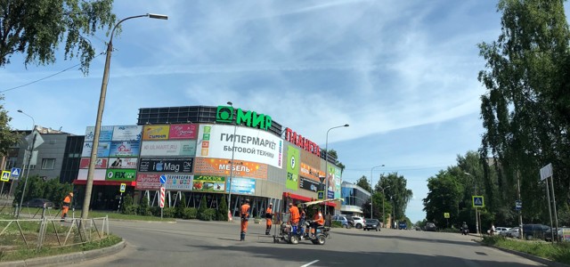 На улице Ботвина обновляют дорожную разметку