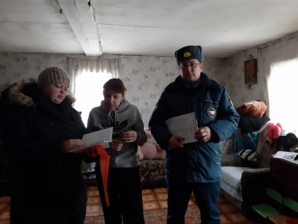Жителям Великолукского района напомнили правила пожарной безопасности
