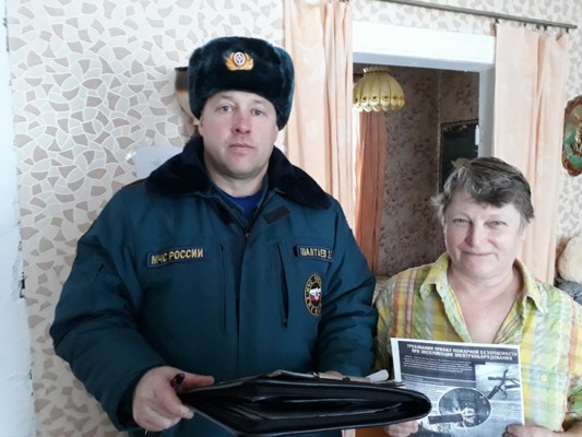 Сотрудники МЧС напомнили жителям Великолукского района требования пожарной безопасности
